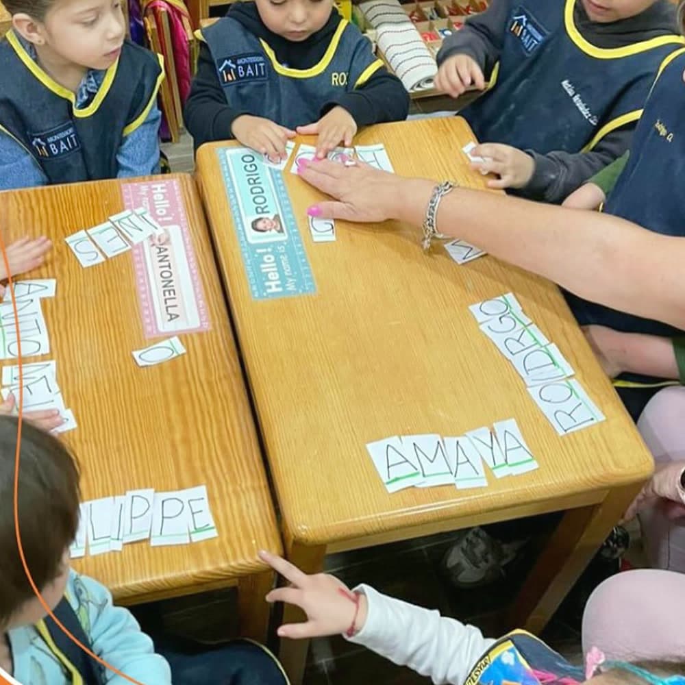 Niños trabajando juntos alrededor de una mesa del salón