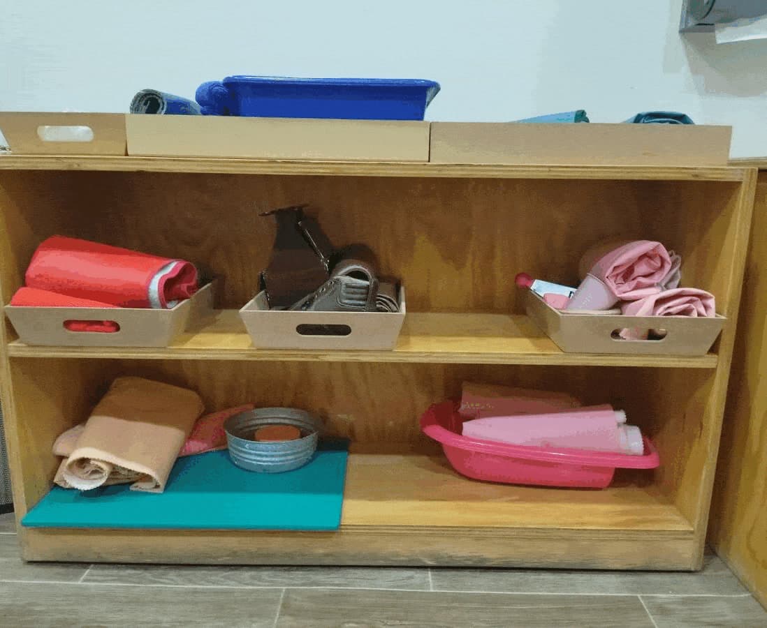 Estante con material de vida práctica: jarras, charolas y textiles