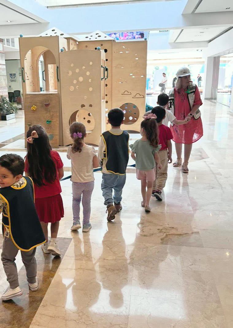 Niños saliendo en fila con sus guías durante un simulacro de evacuación